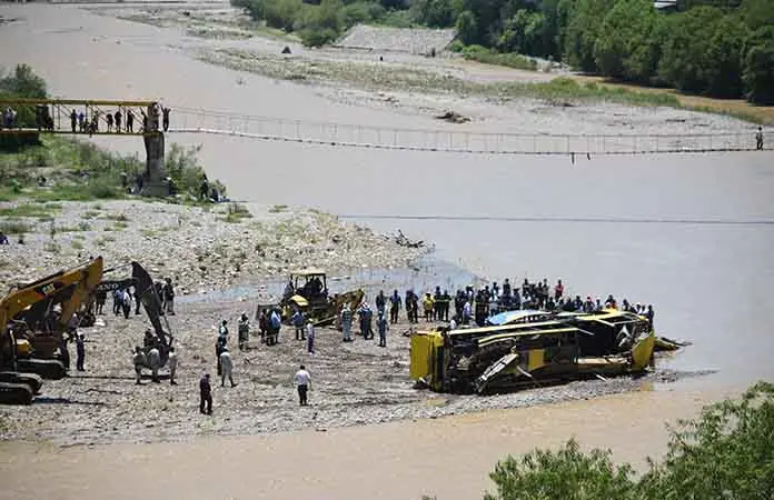 Autobús cae al río; 9 muertos