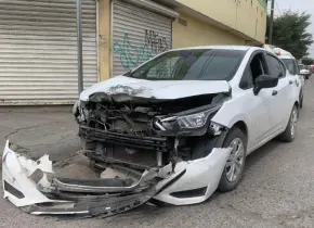 Solo daños tras choque en la colonia 21 de Marzo