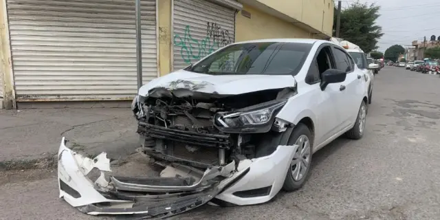 Solo daños tras choque en la colonia 21 de Marzo