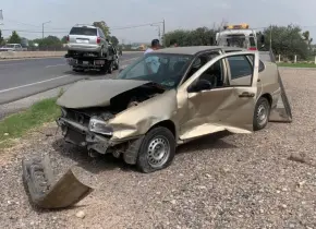 Termina en muro tras ser impactado en carretera a Rioverde