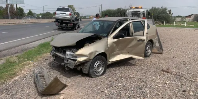Termina en muro tras ser impactado en carretera a Rioverde