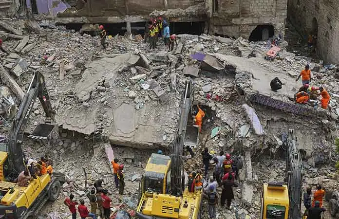 Se desploma un edificio en Pakistán