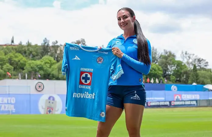 Cruz Azul ficha a figura inglesa