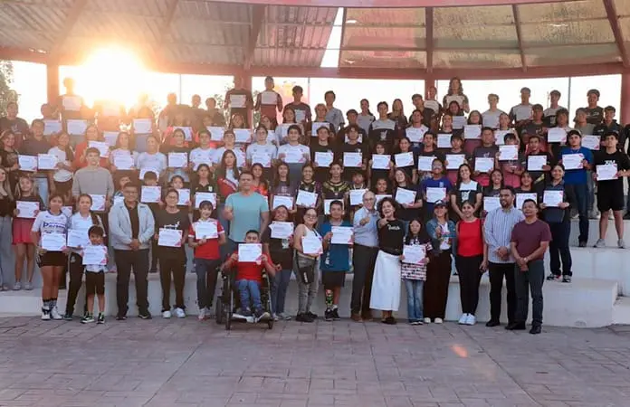 Entrega Galindo becas Voy por San Luis a deportistas