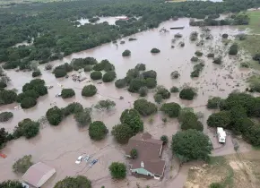 Suman 27 muertos por inundaciones en Texas