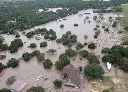 Suman 27 muertos por inundaciones en Texas