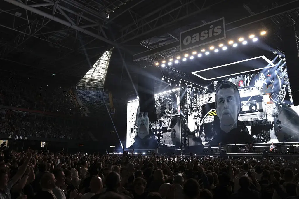 Tecladista de Oasis se sorprende con la mercancía pirata