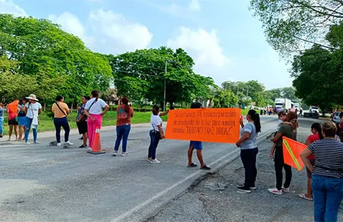 Paterfamilias bloquean rúa Valles-Mante