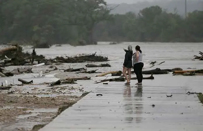 Repentina lluvia en montañas de Texas mata a 24
