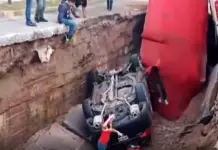 Video | Caen dos vehículos en megasocavón en Guadalajara; hay 3 lesionados