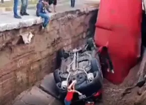 Video | Caen dos vehículos en megasocavón en Guadalajara; hay 3 lesionados