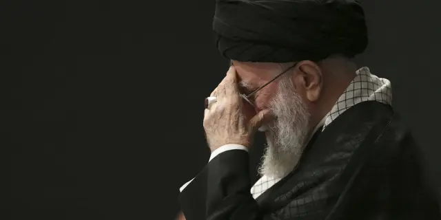 Líder Supremo de Irán, Ayatolá Alí Jamenei, Hace Aparición Pública Tras Guerra con Israel