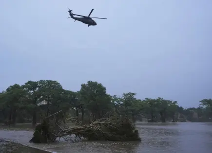 Inundaciones repentinas en Texas: más de 30 cm de lluvia en horas