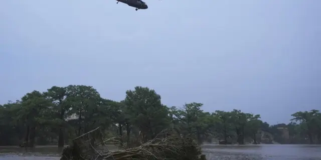 Inundaciones repentinas en Texas: más de 30 cm de lluvia en horas