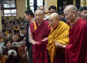 Dalai Lama celebra 90 años rodeado de seguidores en Dharamshala