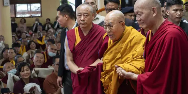 Dalai Lama celebra 90 años rodeado de seguidores en Dharamshala