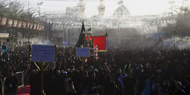 Decenas de miles de peregrinos llegan a Karbala para conmemorar Ashura