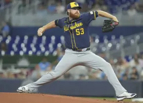 Brandon Woodruff lidera a los Cerveceros en triunfo sobre los Marlins