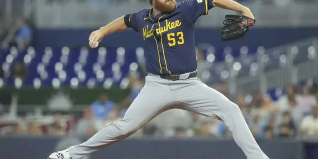 Brandon Woodruff lidera a los Cerveceros en triunfo sobre los Marlins