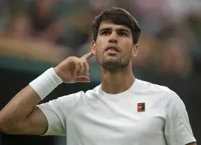 Carlos Alcaraz remonta y avanza en Wimbledon