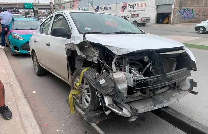 Choques en Av. Gálvez dejan daños materiales