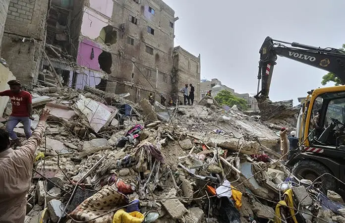 Hallan más cuerpos en edificio colapsado