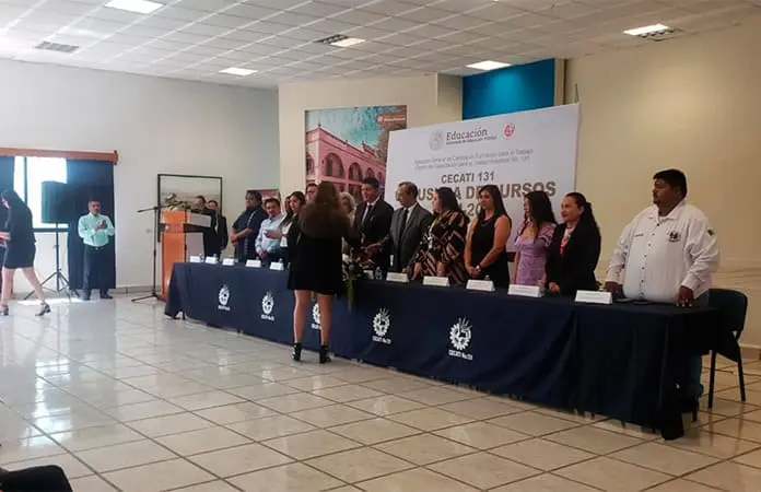 Reconocen a alumnos del Cecati