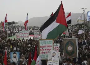 Israel lanza ataques aéreos y hutíes disparan misil en Yemen