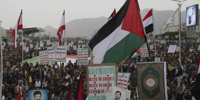Israel lanza ataques aéreos y hutíes disparan misil en Yemen