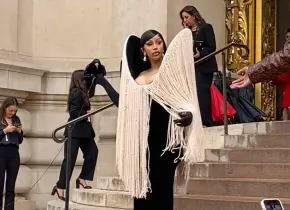 Semana de alta costura en París arranca con Cardi B y un cuervo en Schiaparelli