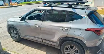 Imprudente conductor choca contra camioneta