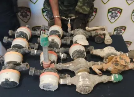 Cae sujeto con 15 medidores robados en la Burócrata