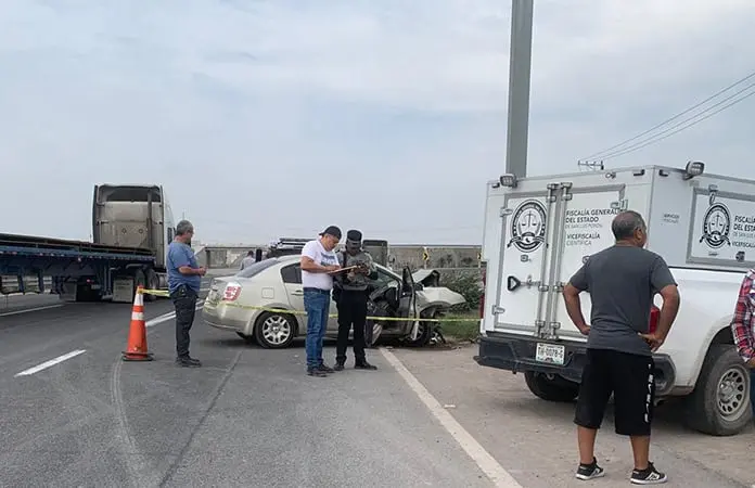 Muere conductor al estrellarse contra un poste
