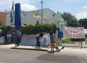 Exigen liberación de egresado de la UASLP en consulado de El Salvador