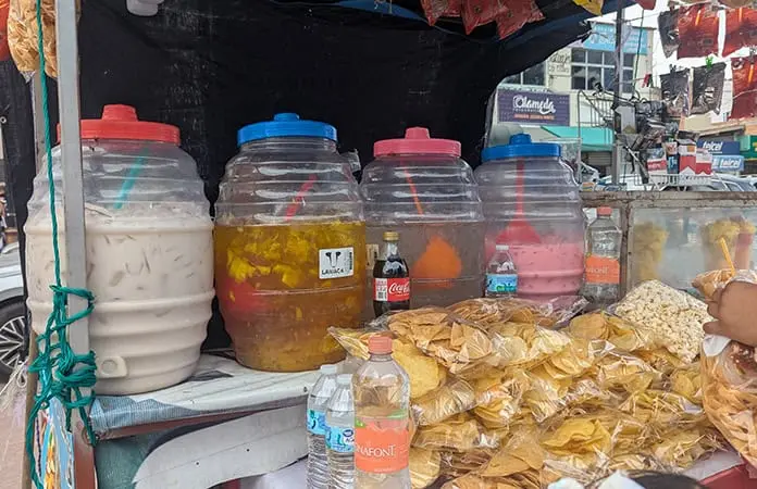 Detectan bacterias fecales en salsas de comida callejera en CDMX