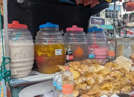 Detectan bacterias fecales en salsas de comida callejera en CDMX