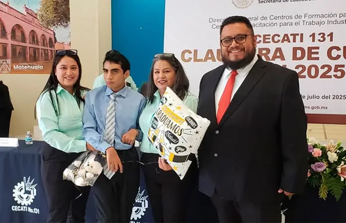Alumnos con discapacidad concluyen la preparatoria