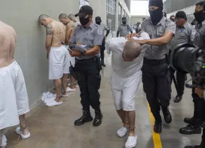 El Salvador admite control de EEUU sobre migrantes deportados