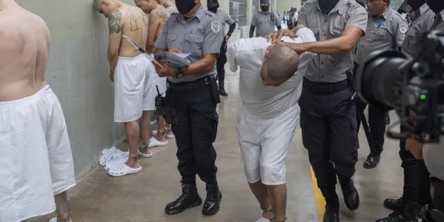 El Salvador admite control de EEUU sobre migrantes deportados