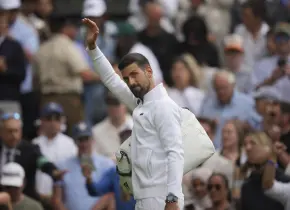 Stefan Djokovic, hijo de Novak, reúne autógrafos en Wimbledon