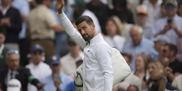 Stefan Djokovic, hijo de Novak, reúne autógrafos en Wimbledon