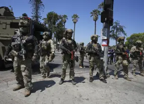 Soldados y Agentes Federales Despliegan Redada en Vecindario de Los Ángeles