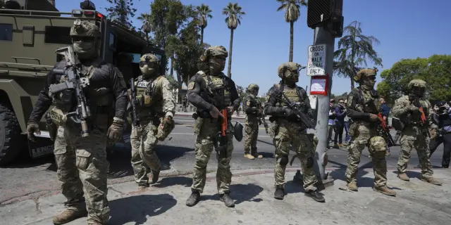 Soldados y Agentes Federales Despliegan Redada en Vecindario de Los Ángeles
