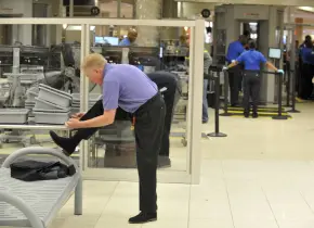 Posible fin de quitar zapatos en controles de seguridad de aeropuertos de EEUU
