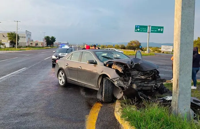 Auto se estampa contra un poste