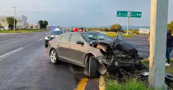 Auto se estampa contra un poste