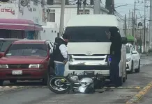 Embisten a motociclistas en avenida San Pedro