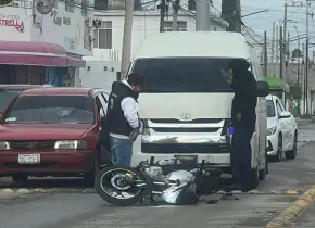 Embisten a motociclistas en avenida San Pedro