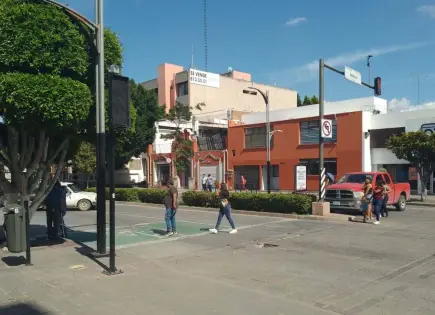 Grupo de personas bloquea avenida Carranza y Anáhuac