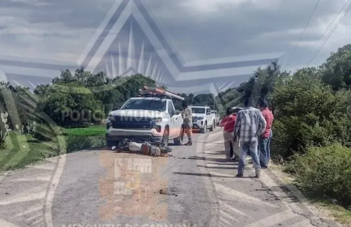Camioneta de la CFE arrolla a un motociclista